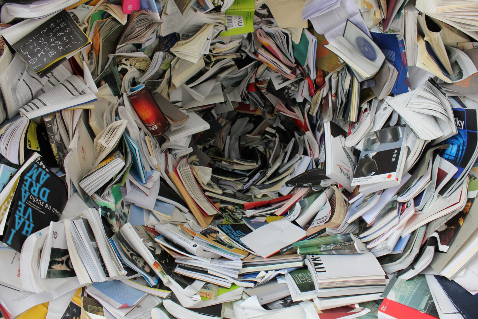 5 prostych sposobów na rozpoczęcie przygody z GOZ w domu A whirlwind of books and papers creating a chaotic visual. Ideal for concepts of disorder or information overload.